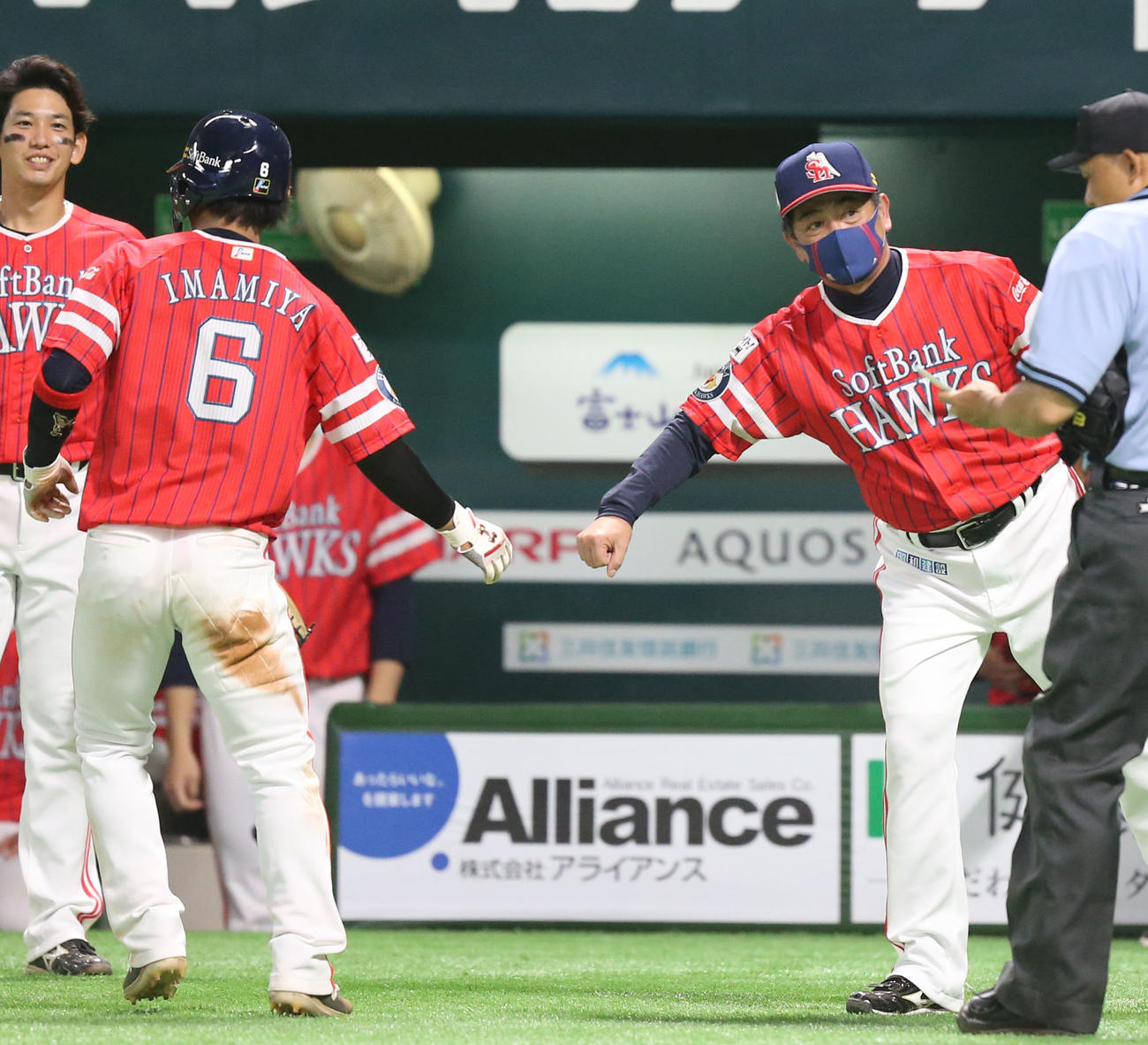 ソフトバンク対オリックス　8回裏終了後、今宮とグータッチをする工藤監督（撮影・屋方直哉）