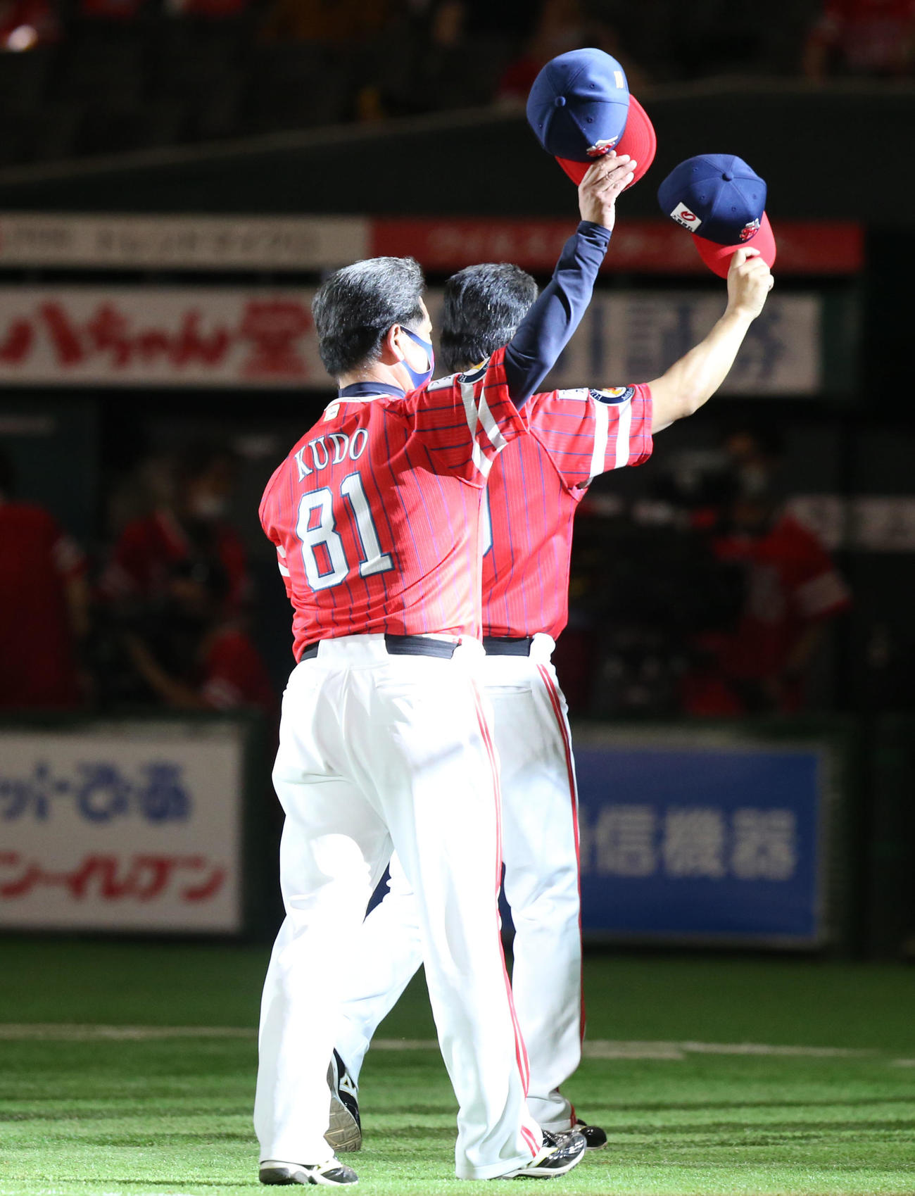 ソフトバンク対オリックス　オリックスに勝利し観客に手を振る工藤監督（撮影・屋方直哉）