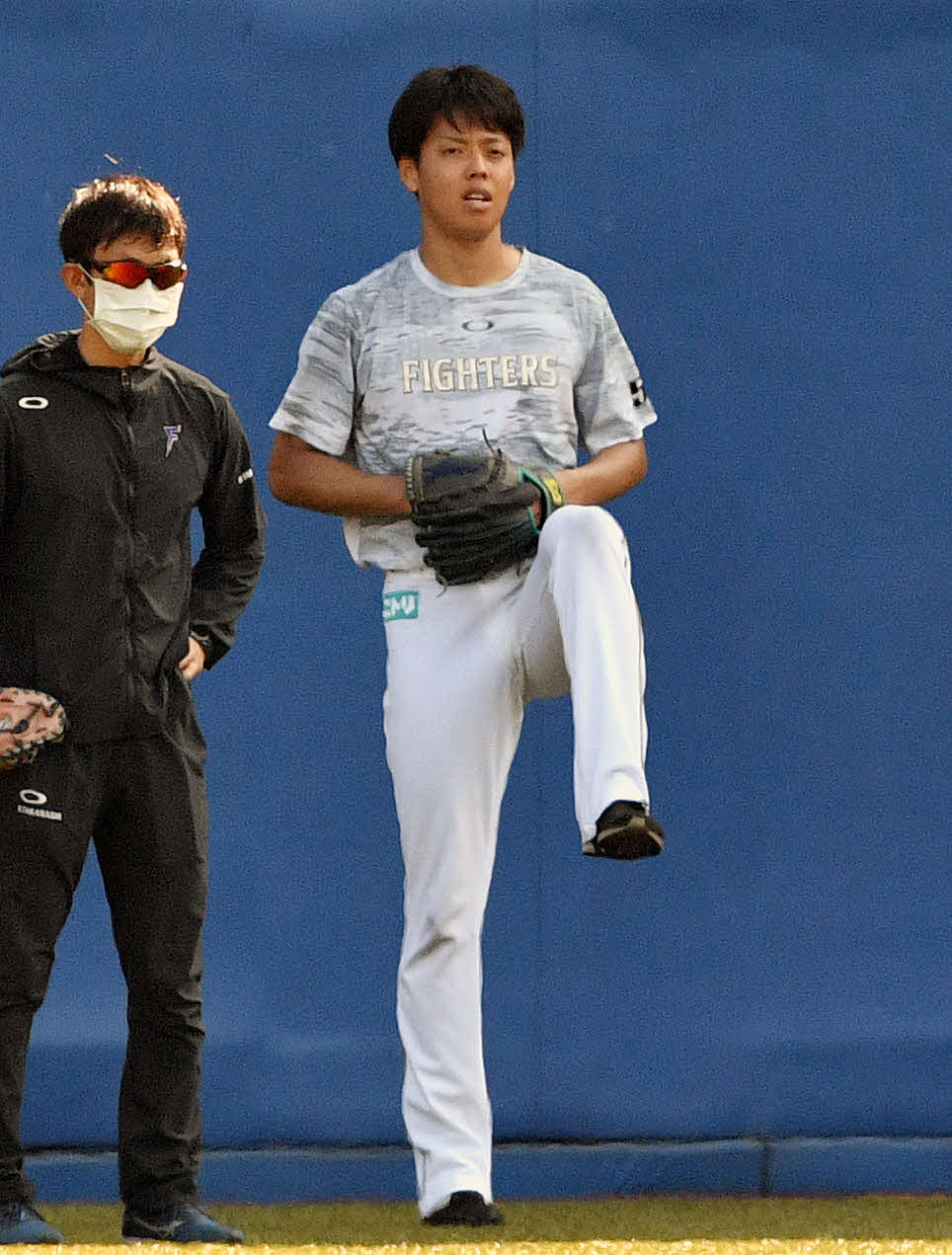 ロッテ戦の試合前練習で調整する日本ハム杉浦（撮影・滝沢徹郎）
