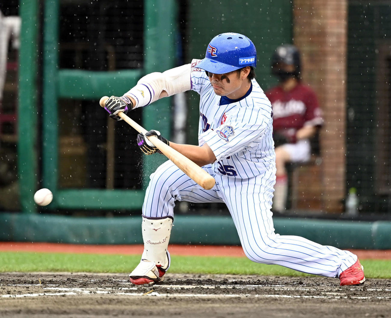 楽天対西武　6回裏楽天無死一、二塁、バントを決める島内（撮影・たえ見朱実）