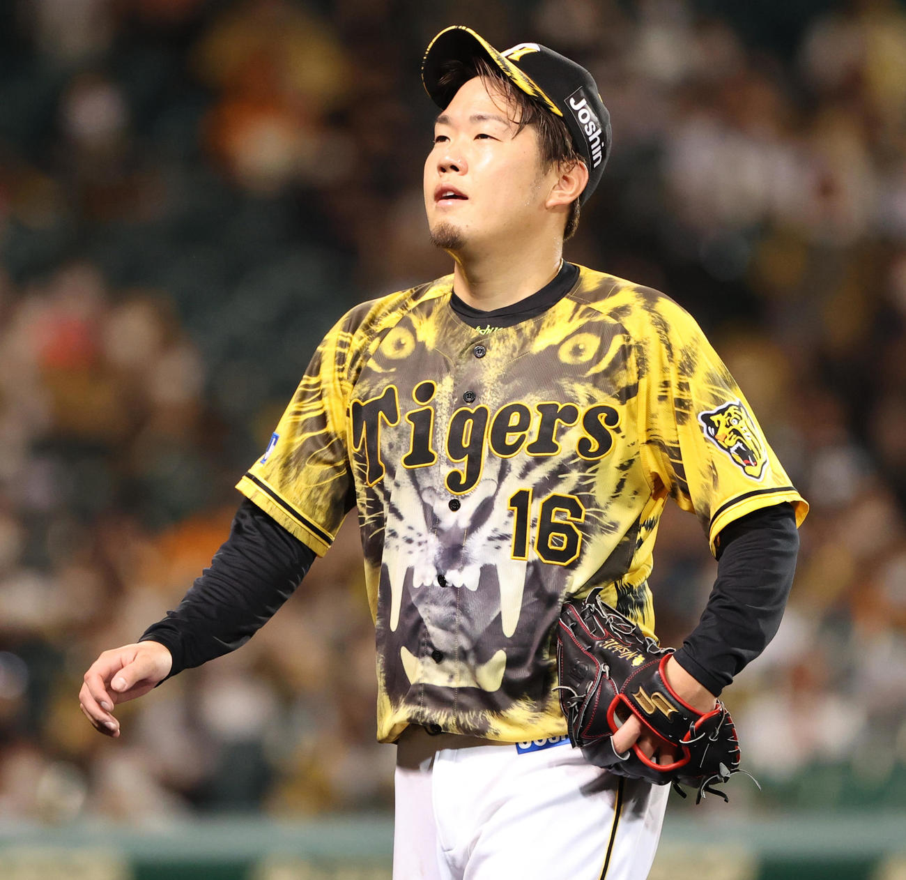 阪神対巨人　8回表巨人1死三塁、大城に勝ち越し適時打を許し厳しい顔をみせる阪神西勇（撮影・清水貴仁）