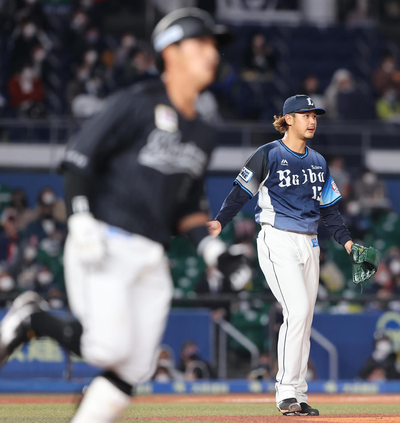 ロッテ対西武　4回裏ロッテ1死一塁、山口航輝（左）に2点本塁打を浴びる高橋光成（2021年4月9日撮影）