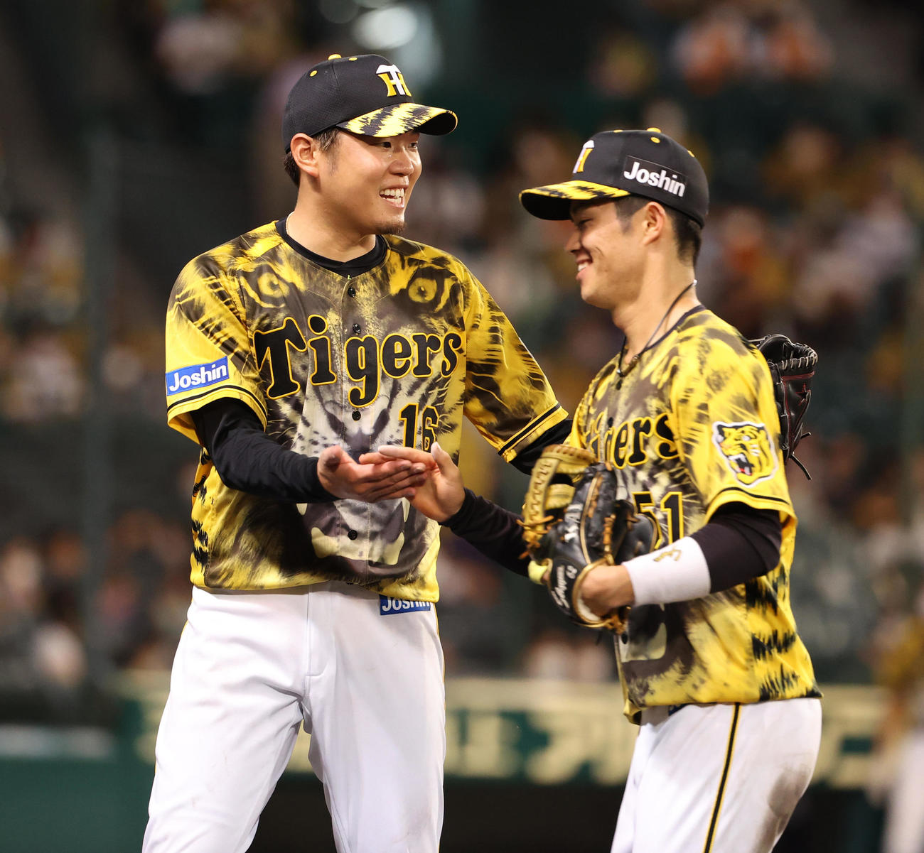 阪神対巨人　7回の守備を終え中野（右）とタッチを交わす西勇（撮影・清水貴仁）