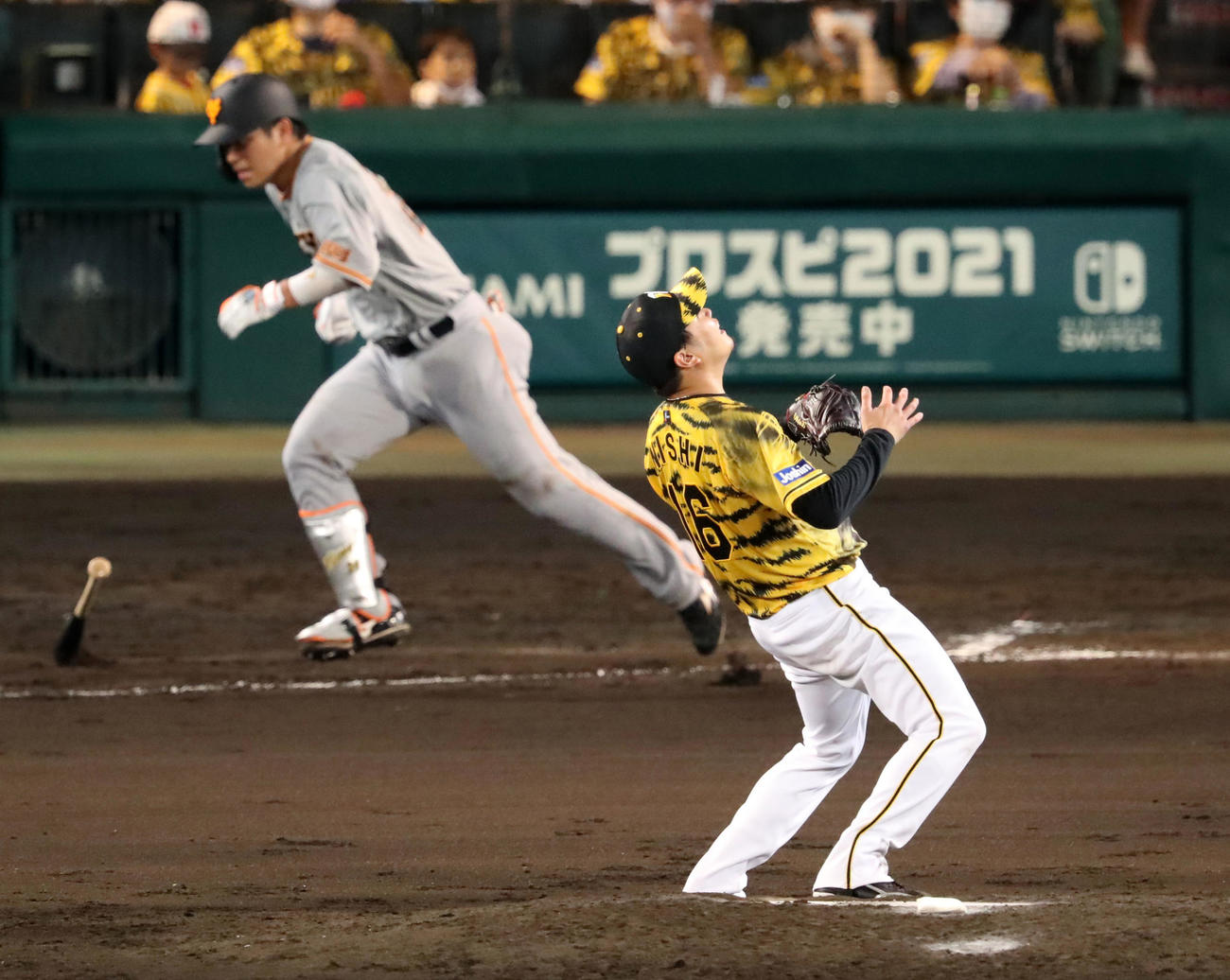 阪神対巨人　8回表巨人1死三塁、西勇（右）は大城に左線適時打を打たれ失点する（撮影・加藤哉）