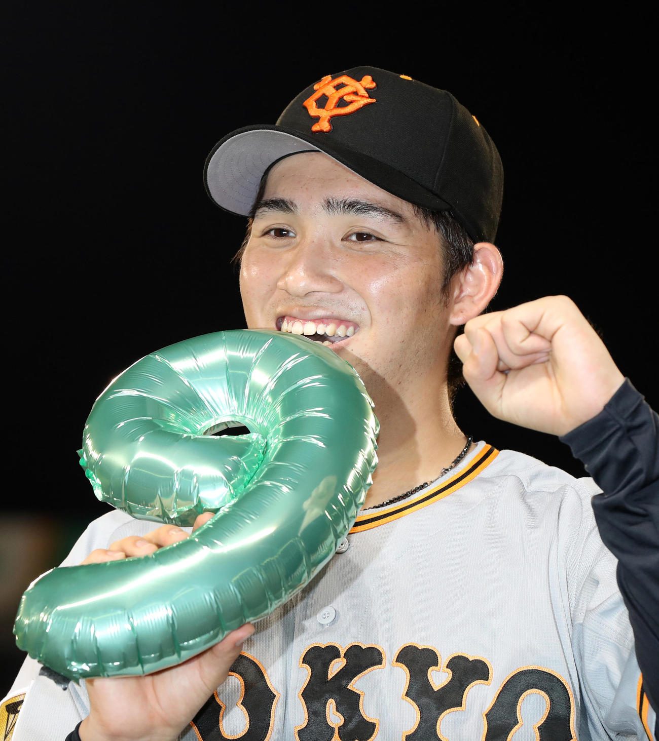 阪神対巨人　9勝目を挙げ、記念撮影でおどけてみせる高橋（撮影・狩俣裕三）