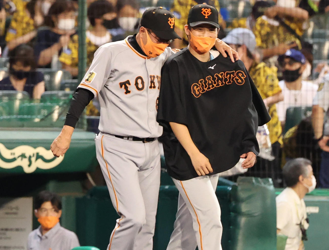 阪神対巨人　今季9勝目をあげた高橋優貴（右）をねぎらう原辰徳監督（撮影・清水貴仁）