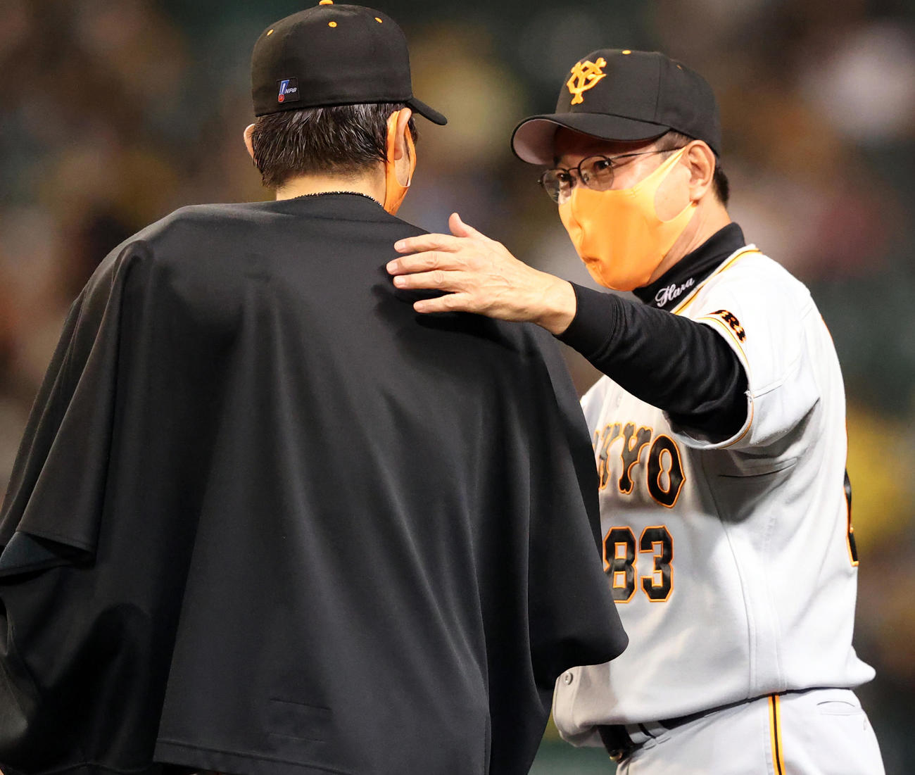 阪神対巨人　試合後、9勝目をあげた高橋（左）をねぎらう原監督（撮影・狩俣裕三）