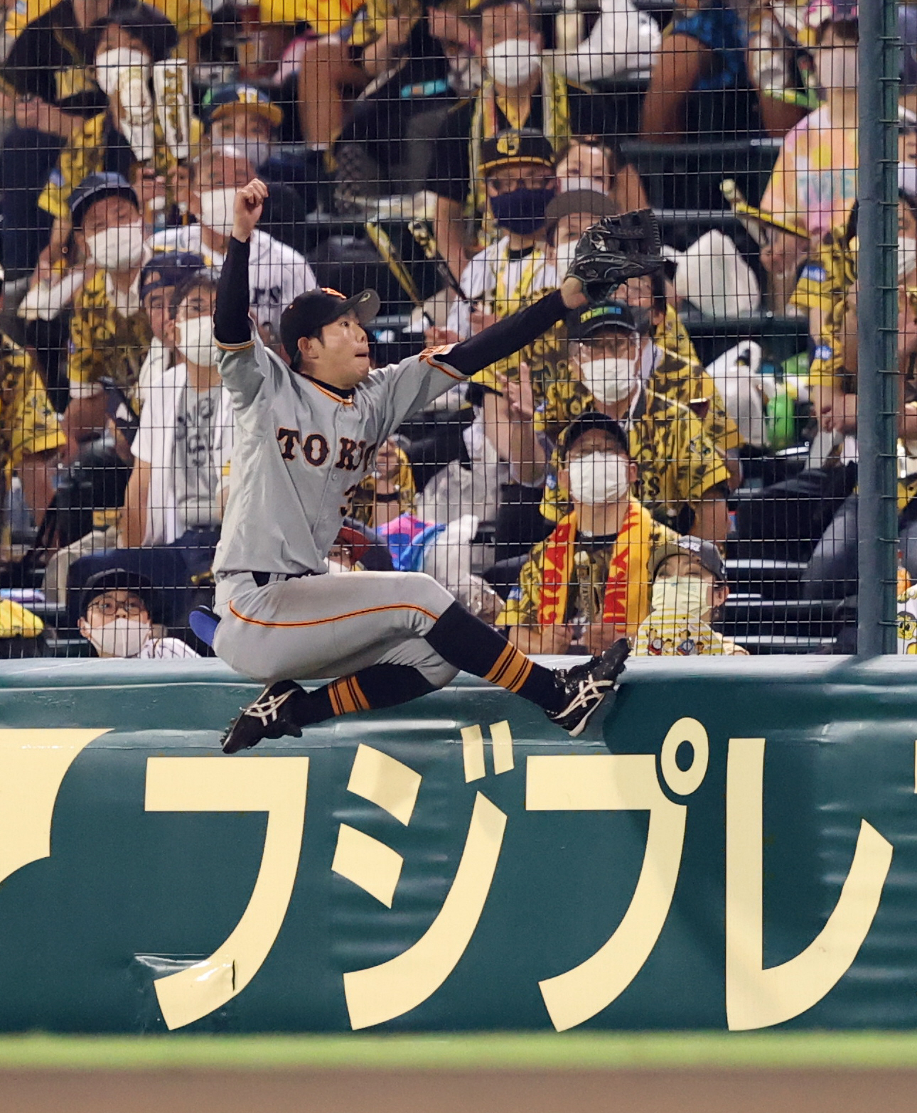 阪神対巨人　6回裏阪神無死、西勇の右邪飛を好捕する松原（撮影・狩俣裕三）