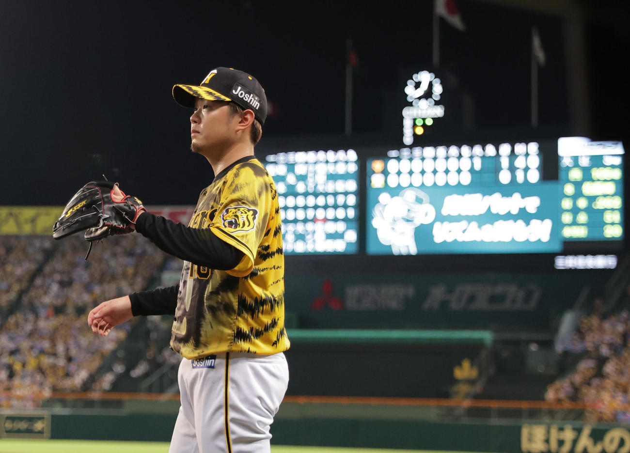 阪神対巨人　9回続投に向け準備する阪神西勇（撮影・清水貴仁）