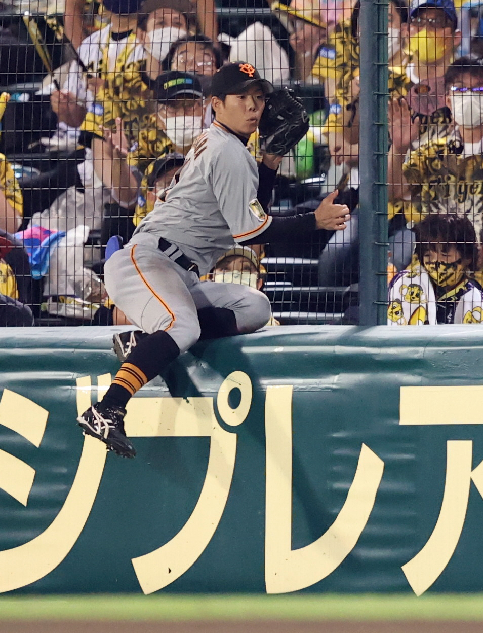 阪神対巨人　6回裏阪神無死、西勇の右邪飛を好捕する松原（撮影・狩俣裕三）