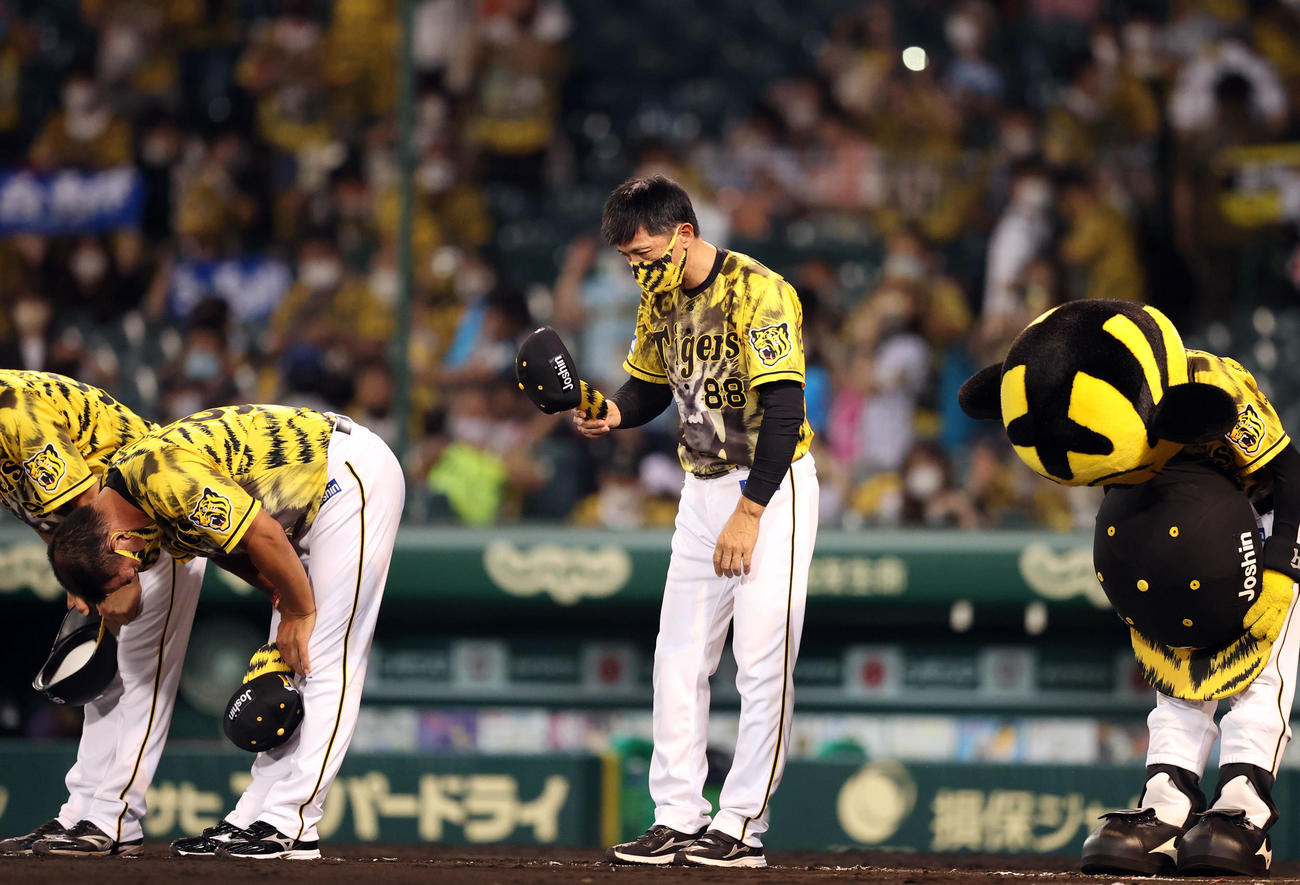 阪神対巨人　試合に敗れ、ファンに一礼する矢野監督（中央）（撮影・狩俣裕三）