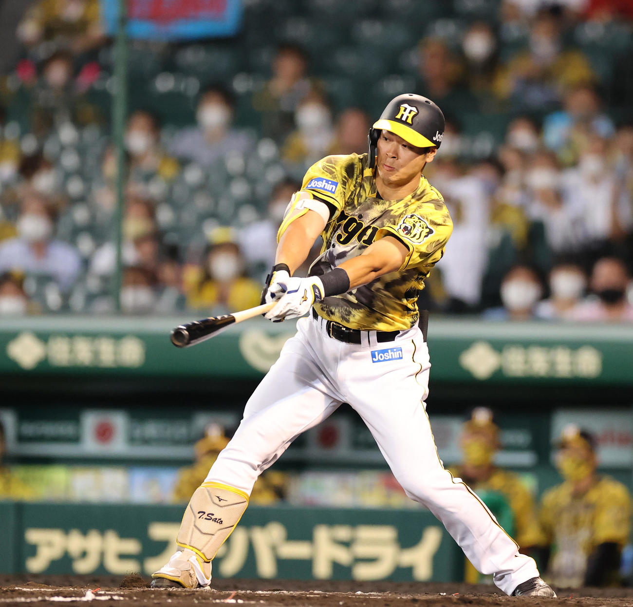 阪神対DeNA 9回裏阪神2死一塁、中前打を放つ佐藤輝（撮影・清水貴仁）