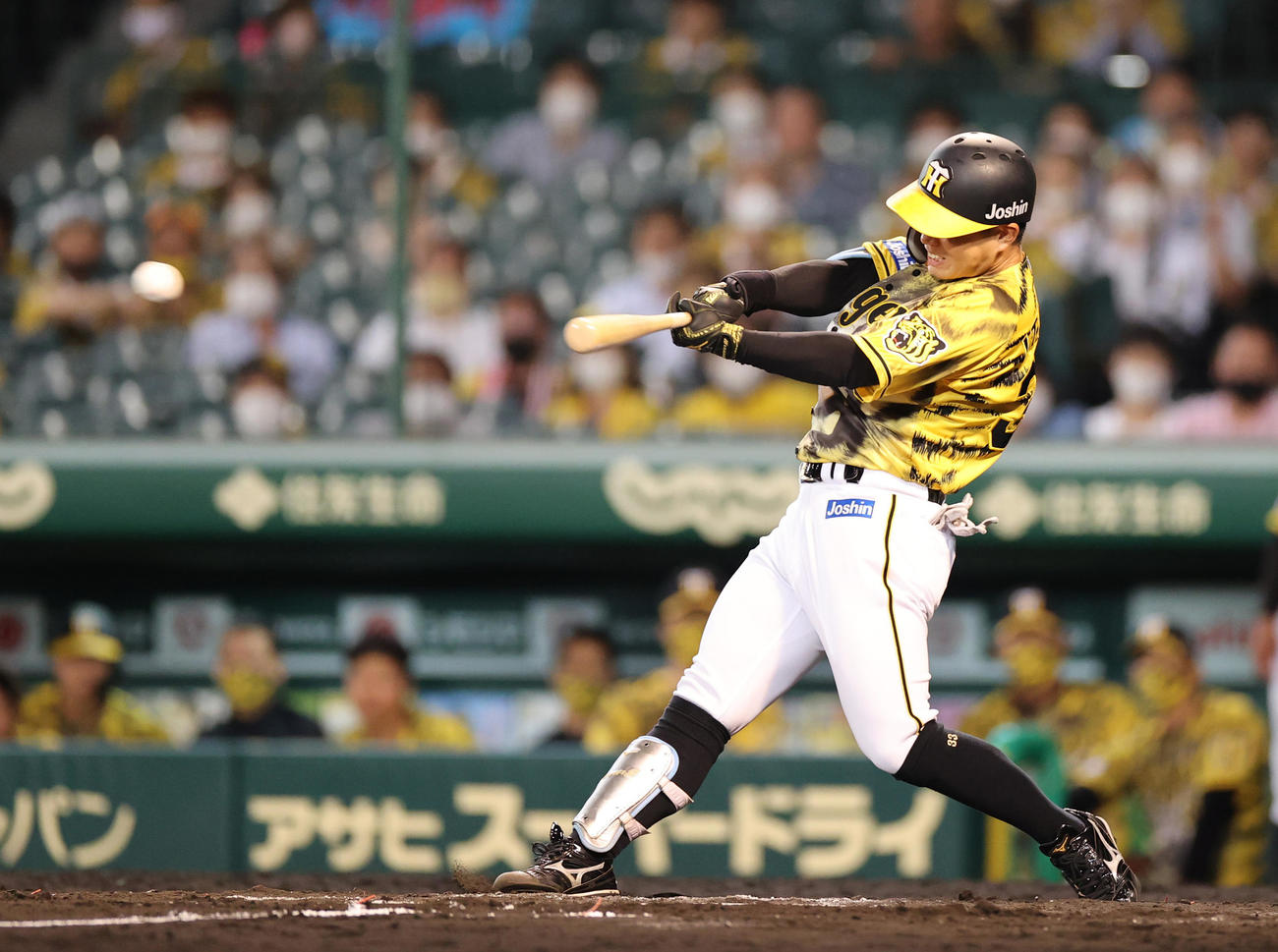 阪神対DeNA 9回裏阪神2死一、二塁、中前適時打を放つ糸原（撮影・清水貴仁）