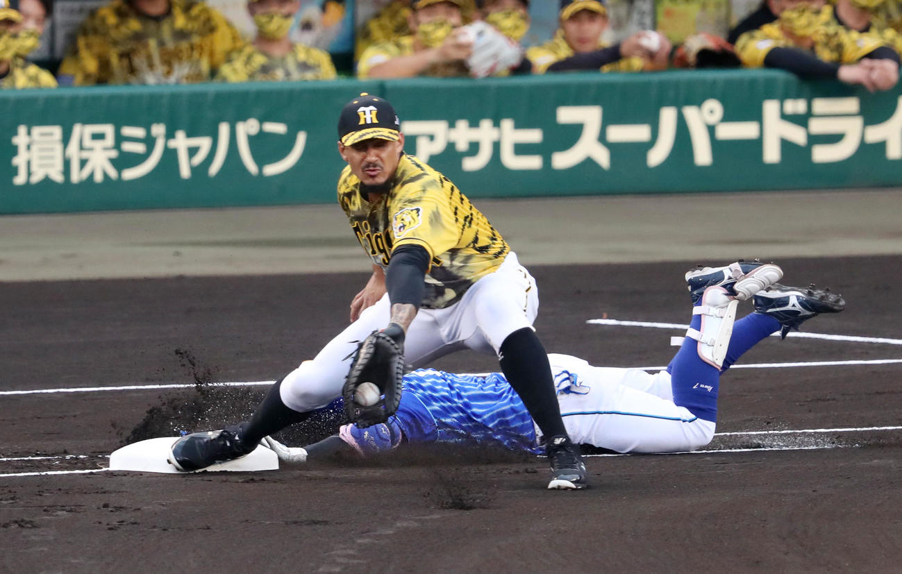 阪神対DeNA 1回表DeNA無死、桑原はリクエストの結果、遊ゴロとなる。野手はマルテ（撮影・加藤哉）