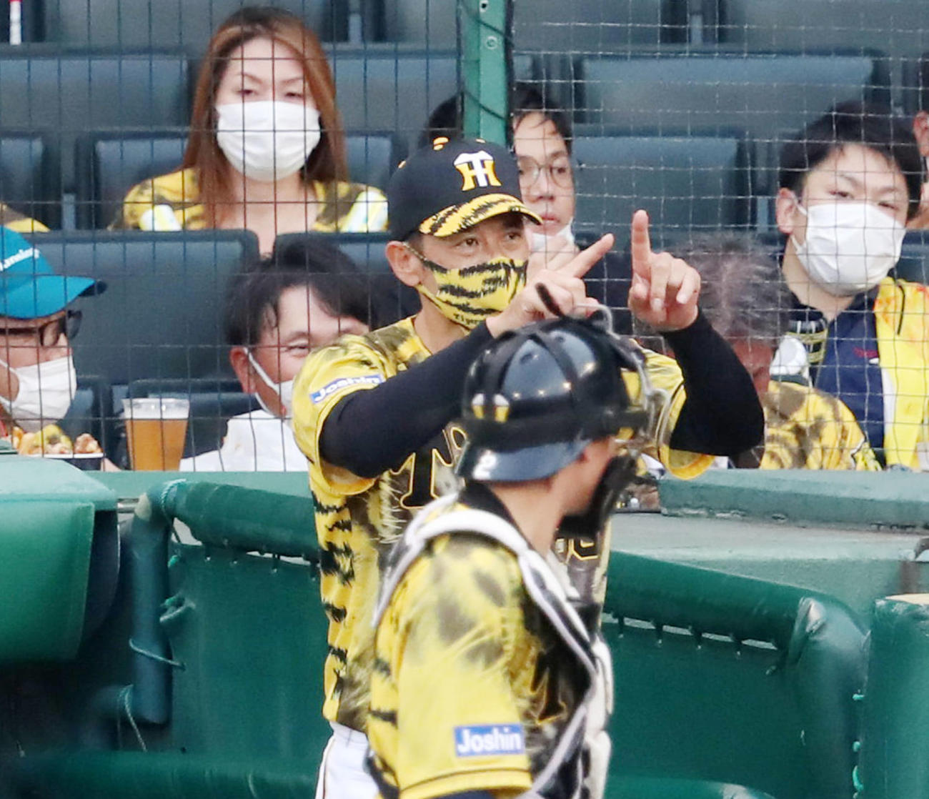 阪神対DeNA 1回表DeNA無死、矢野監督は桑原の一塁判定にリクエストする（撮影・加藤哉）
