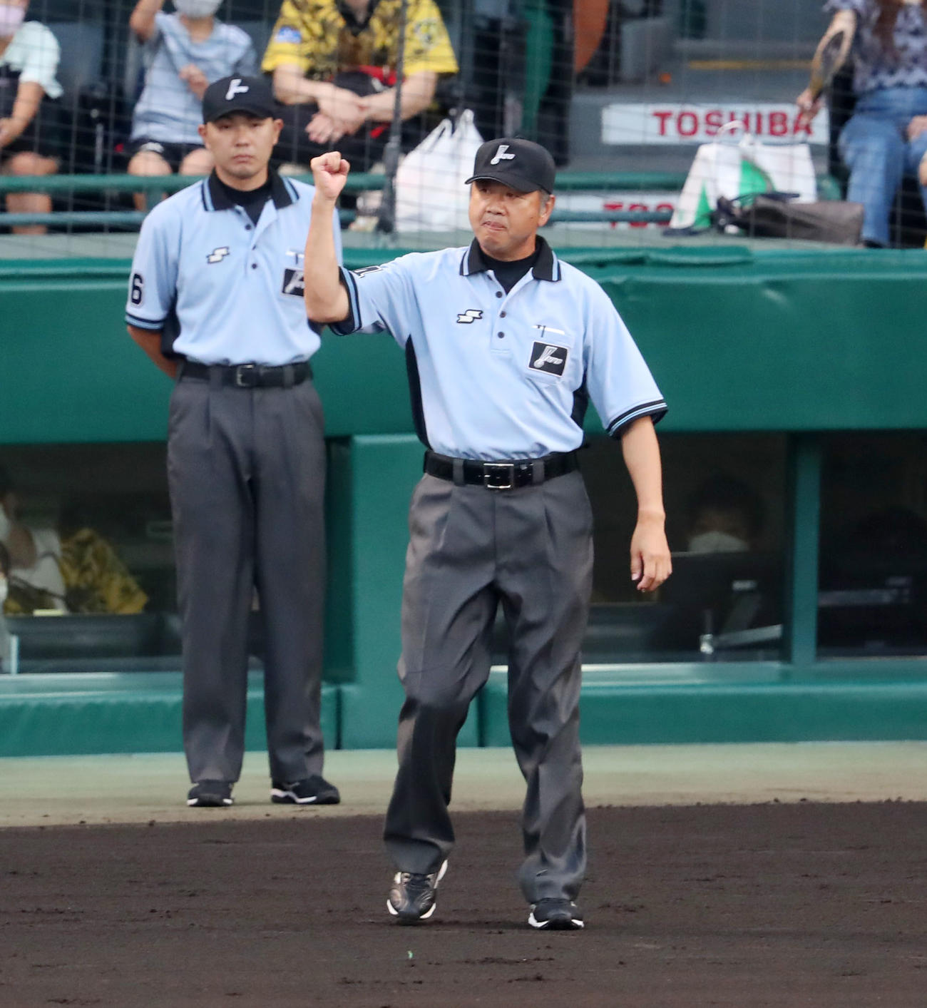 阪神対DeNA 1回表DeNA無死、矢野監督のリクエストの結果は「アウト」とコールする嶋田二塁塁審（撮影・加藤哉）