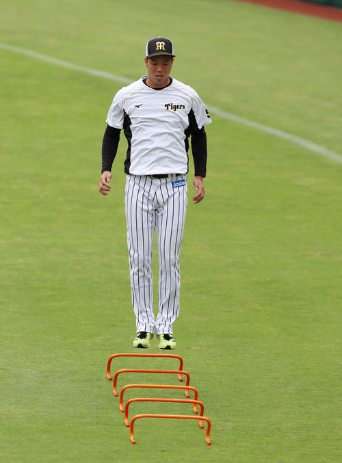 阪神対DeNA 障害物を飛越する青柳(撮影・加藤哉)