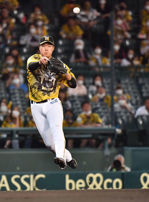 阪神対DeNA 6回表DeNA2死、牧秀悟の三ゴロを軽快にさばく大山(撮影・上田博志)