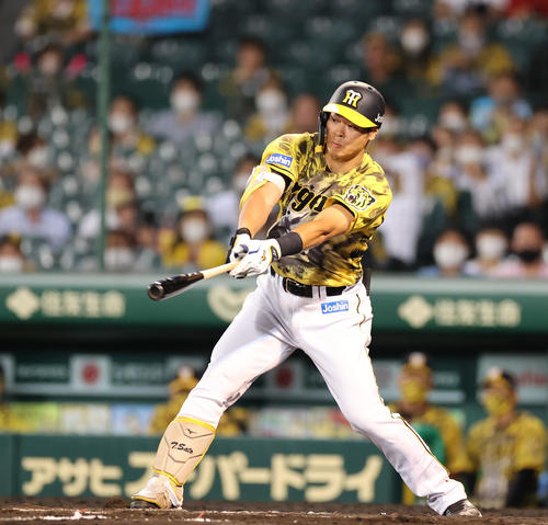 阪神対DeNA 9回裏阪神2死一塁、中前打を放つ佐藤輝(撮影・清水貴仁)