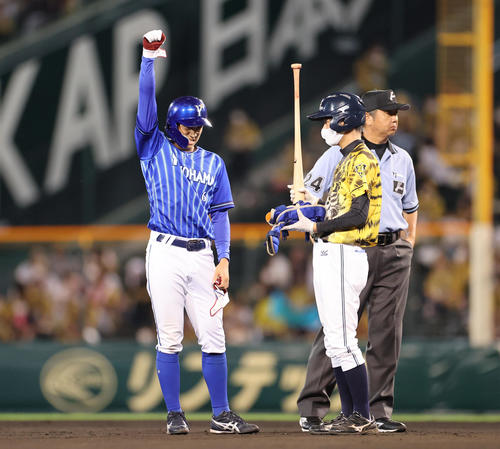 阪神対DeNA 7回表DeNA2死一、二塁、左中間へプロ初打点となる適時二塁打を放ちガッツポーズをみせる森(撮影・清水貴仁)