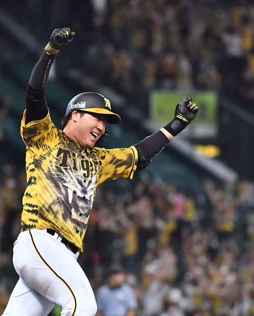 阪神対DeNA 9回裏阪神2死一、三塁、中前にサヨナラ適時打を放つ大山(撮影・上田博志)