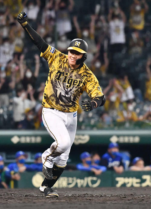 阪神対DeNA 9回裏阪神2死一、三塁、中前にサヨナラ適時打を放ちガッツポーズする大山(撮影・上田博志)