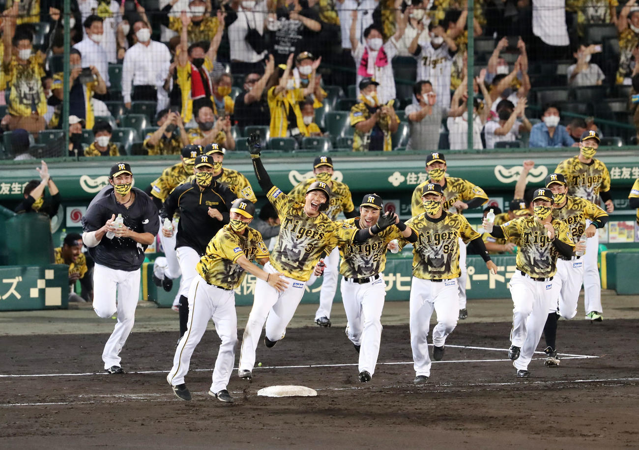 阪神対DeNA 9回裏阪神2死一、三塁、大山は中前にサヨナラ適時打を放つ（撮影・加藤哉）