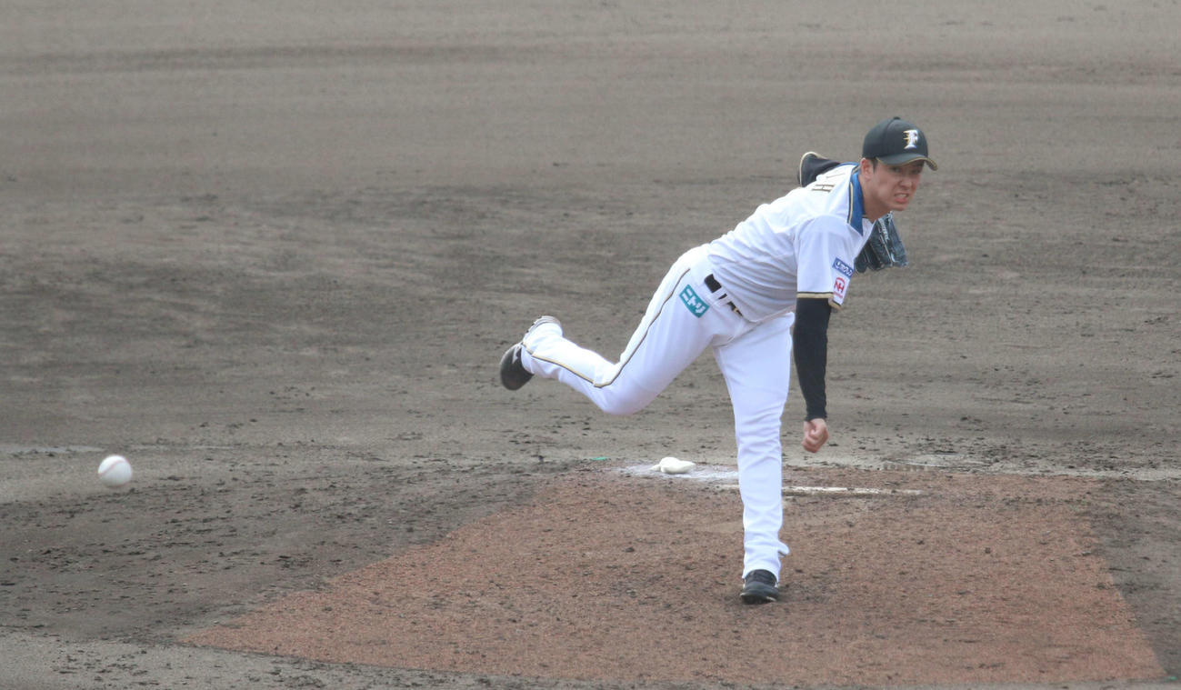日本ハム対DeNA 6回表、269日ぶりに実戦登板した日本ハム斎藤（撮影・木下大輔）