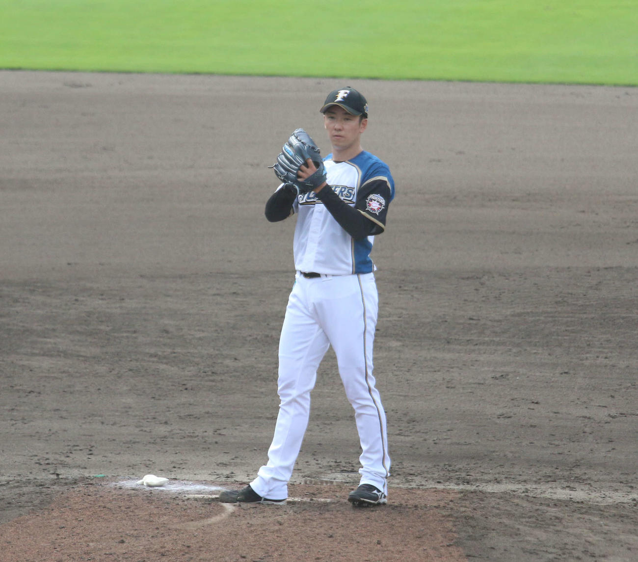 日本ハム対DeNA 6回表、269日ぶりに実戦登板した日本ハム斎藤（撮影・木下大輔）