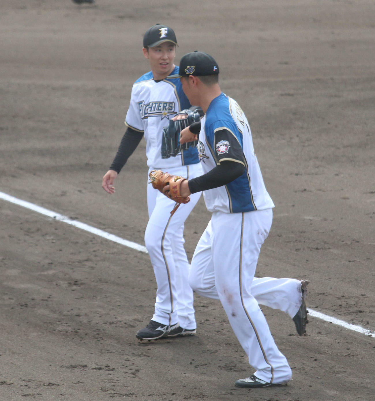 日本ハム対DeNA 6回表、269日ぶりに実戦登板を3者凡退で終えた日本ハム斎藤（右は清宮）（撮影・木下大輔）