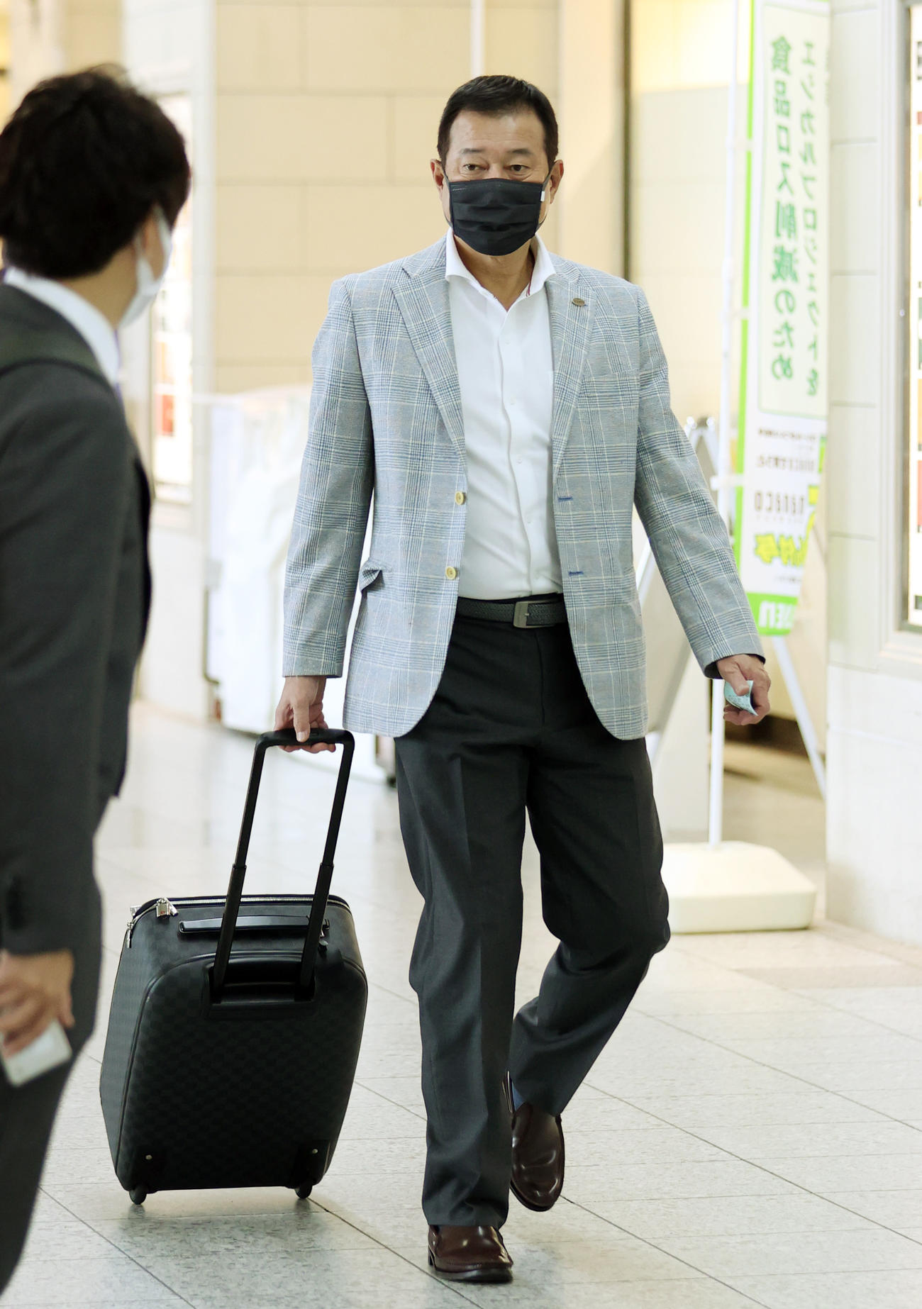 帰京する原監督（撮影・狩俣裕三）