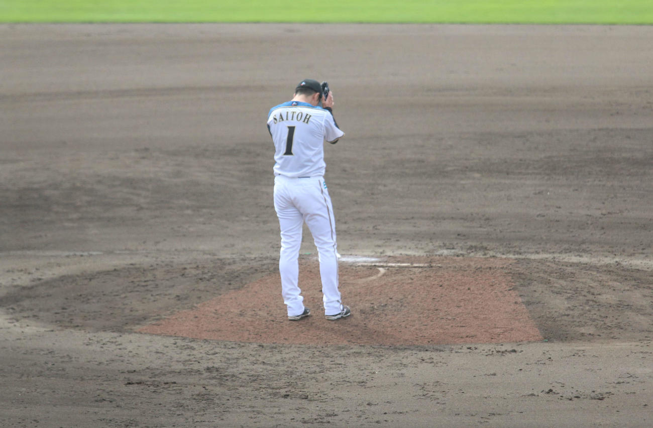 日本ハム対DeNA 6回表、269日ぶりに実戦登板でを3者凡退で終え、マウンド上で両手を合わせる日本ハム斎藤（撮影・木下大輔）