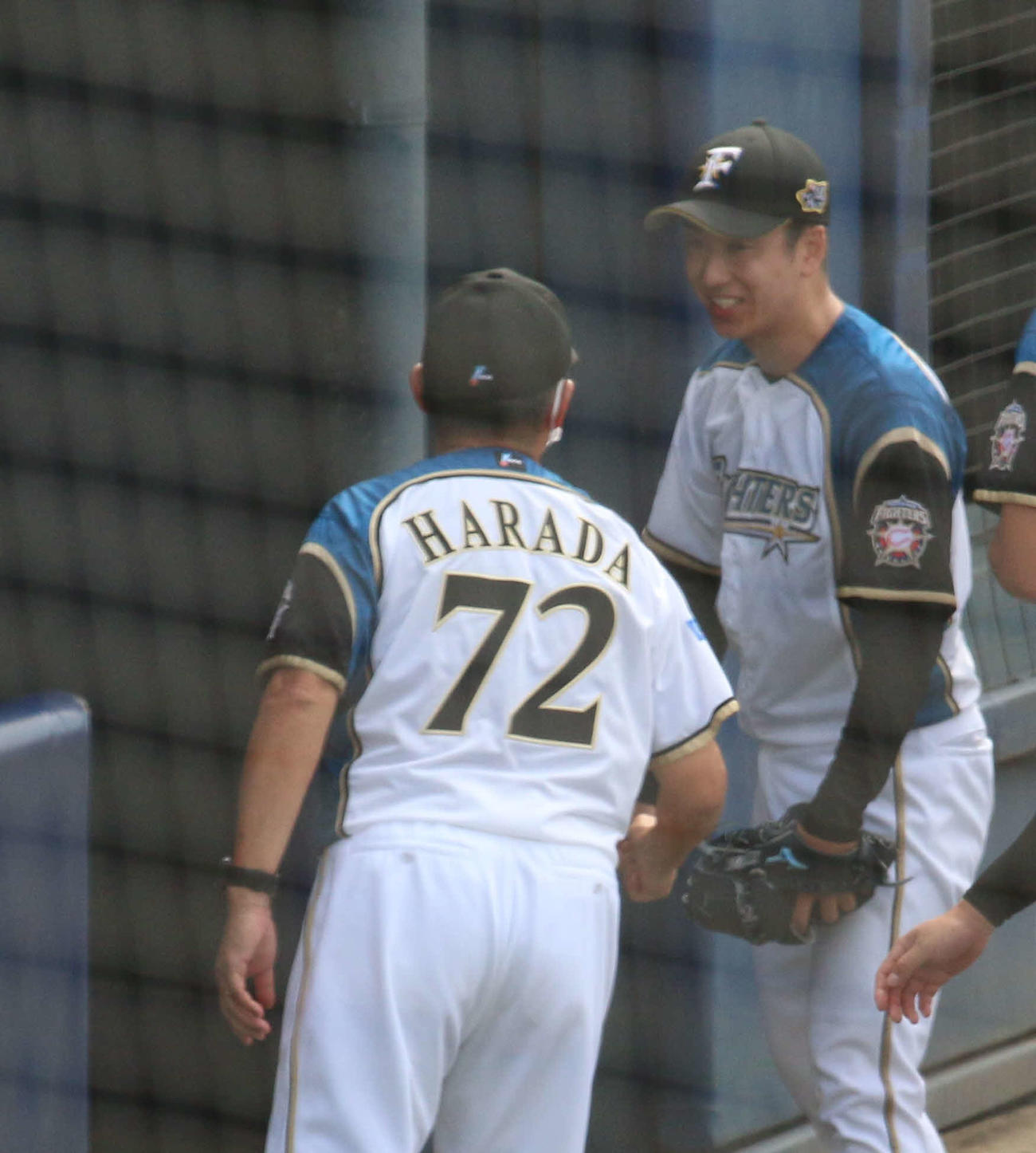 6回表、269日ぶりに実戦登板を3者凡退で終え笑顔の日本ハム斎藤（左は原田2軍監督）（撮影・木下大輔）