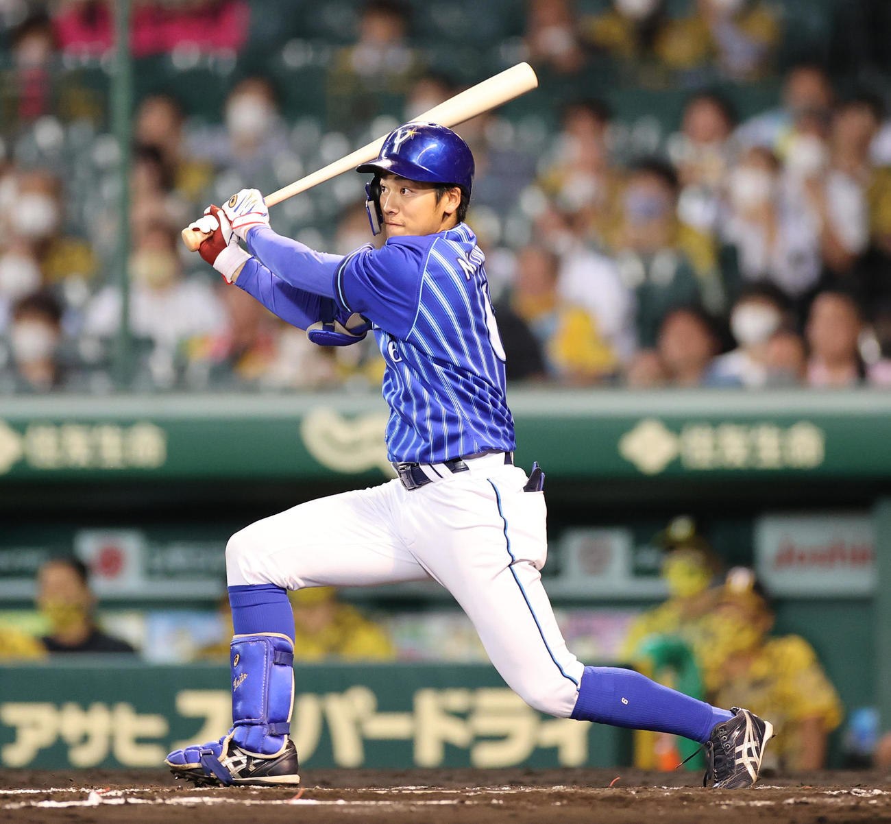 阪神対DeNA 7回表DeNA2死一、二塁、左中間へプロ初打点となる適時二塁打を放つ森（撮影・清水貴仁）