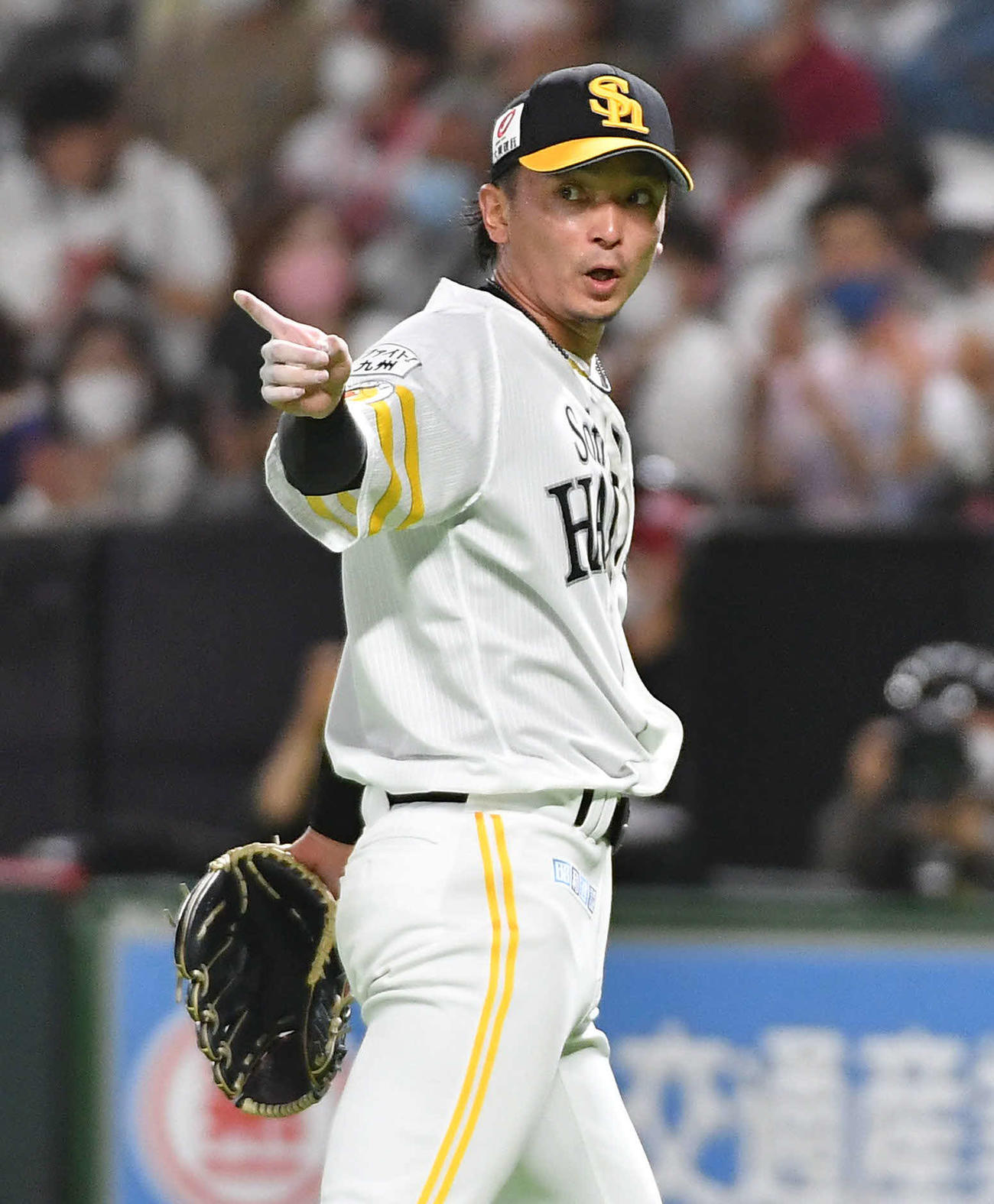 ソフトバンク対西武　6回表、柘植の三ゴロを好守したリチャードを指さしながらベンチへ戻る東浜（撮影・岩下翔太）