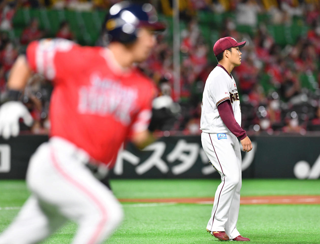 ソフトバンク対楽天　1回裏ソフトバンク1死満塁、長谷川（左）に右中間へ走者一掃の先制適時二塁打を打たれた則本昂（撮影・岩下翔太）