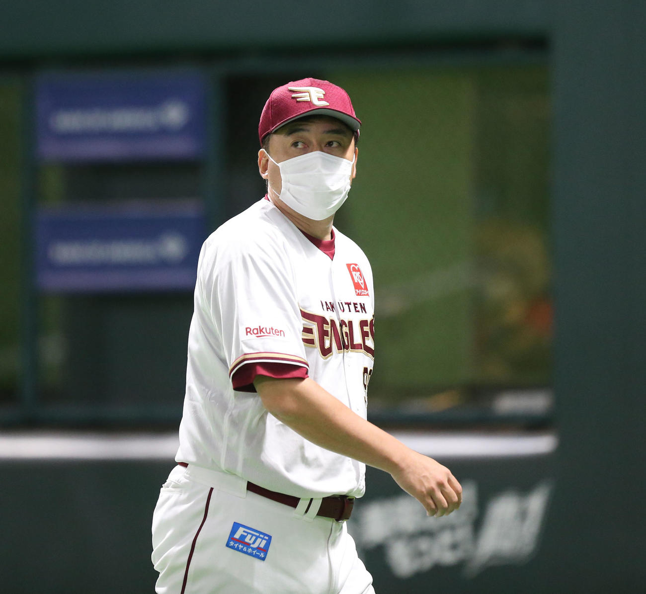 ソフトバンク対楽天　4回裏、交代を告げる石井監督（撮影・屋方直哉）