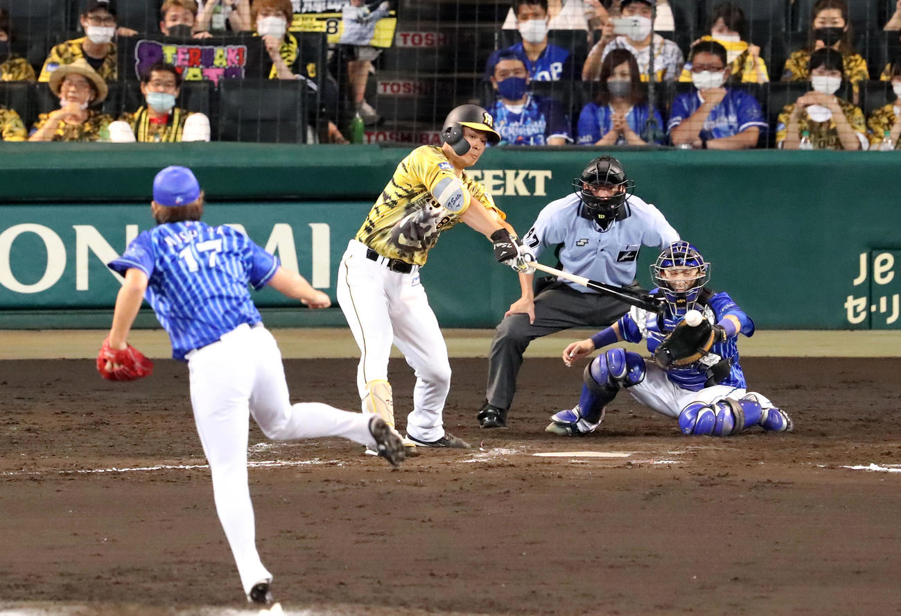 阪神対DeNA 9回裏阪神2死一塁、代打佐藤輝は中前打を放つ。投手は三嶋（撮影・加藤哉）