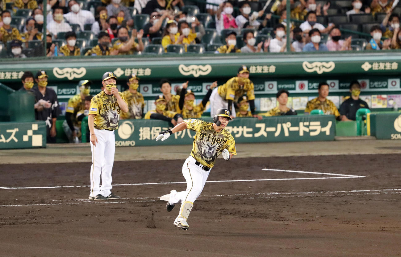 阪神対DeNA 9回裏阪神2死一塁、代打佐藤輝は中前打を放ち二塁を伺う（撮影・加藤哉）