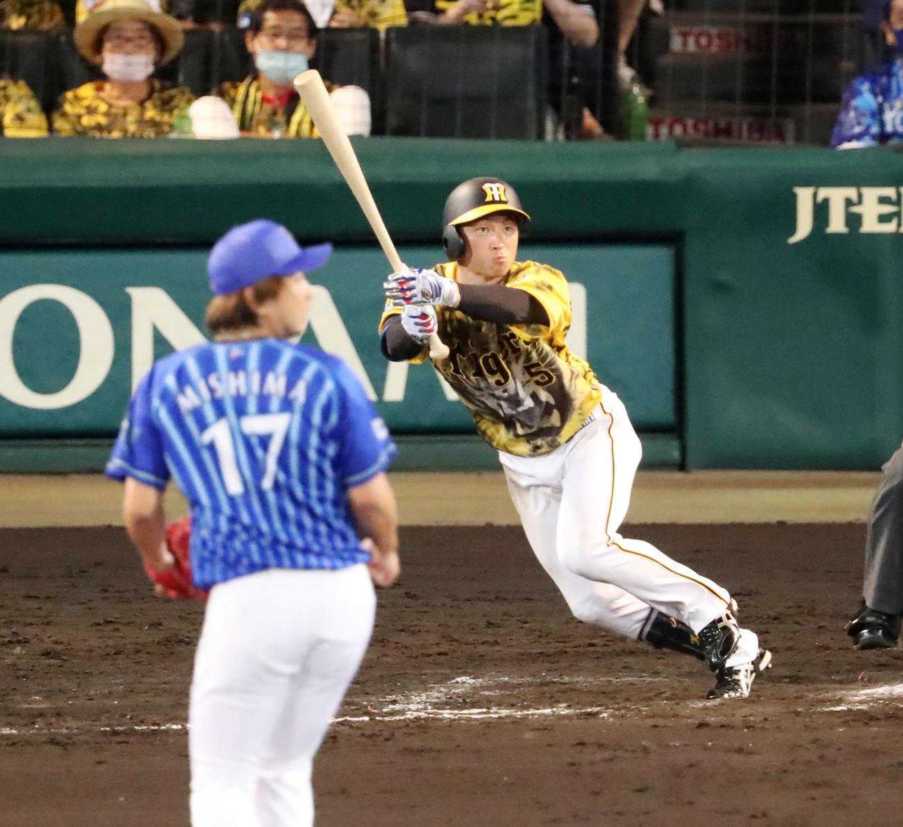 阪神対DeNA 9回裏阪神2死一、三塁、近本は左前適時打を放つ。投手は三嶋（撮影・加藤哉）