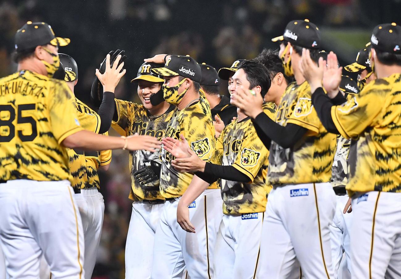 阪神対DeNA 9回裏阪神2死一、三塁、中前にサヨナラ適時打を放ち笑顔を見せる大山（左から3人目）（撮影・上田博志）