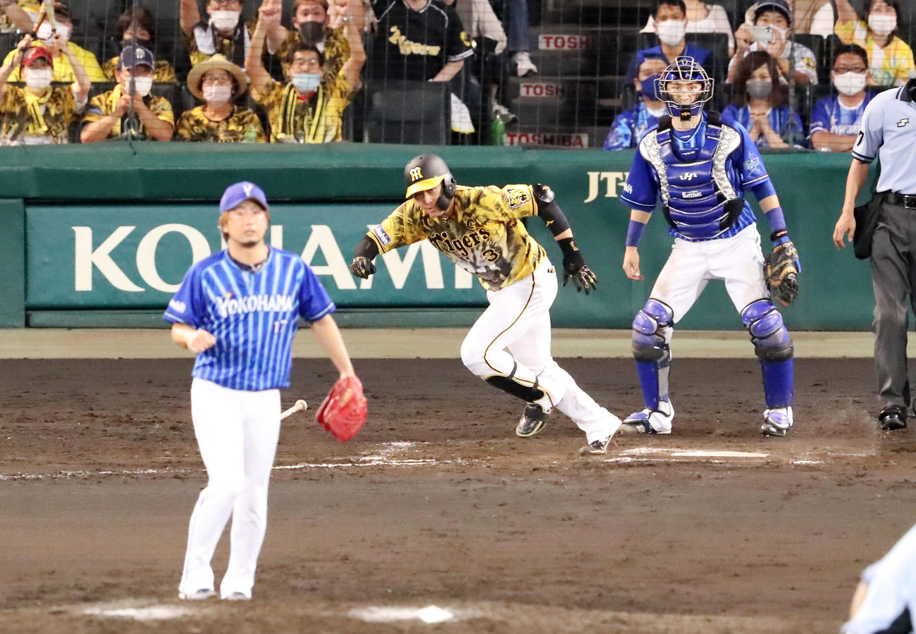 阪神対DeNA 9回裏阪神2死一、三塁、大山は中前にサヨナラ適時打を放つ。投手は三嶋（撮影・加藤哉）