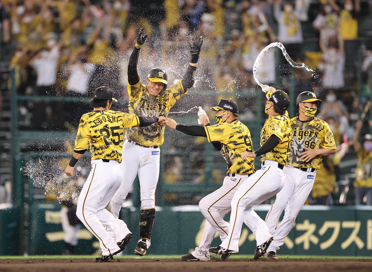 阪神対DeNA 9回裏阪神2死一、三塁、中前へサヨナラ打を放つ大山（撮影・清水貴仁）