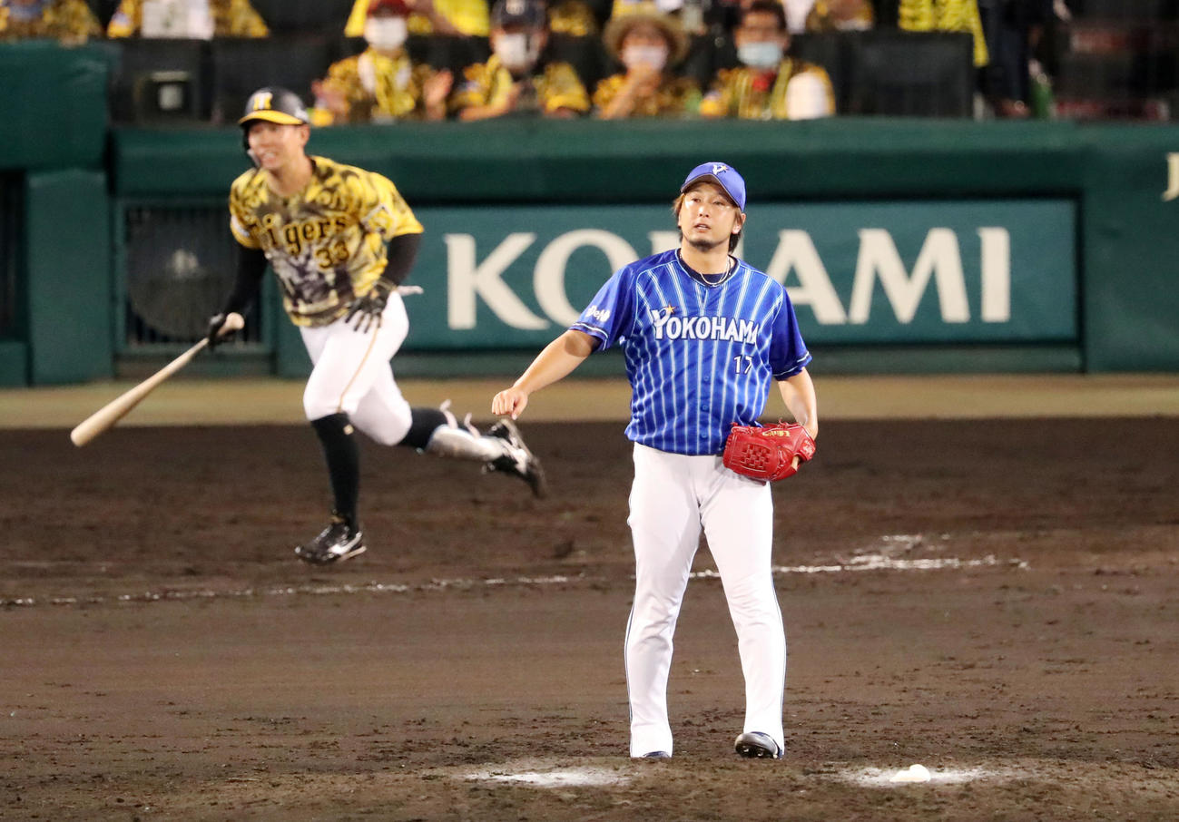 阪神対DeNA 9回裏阪神2死一、二塁、三嶋は糸原に中前適時打を打たれ失点（撮影・加藤哉）