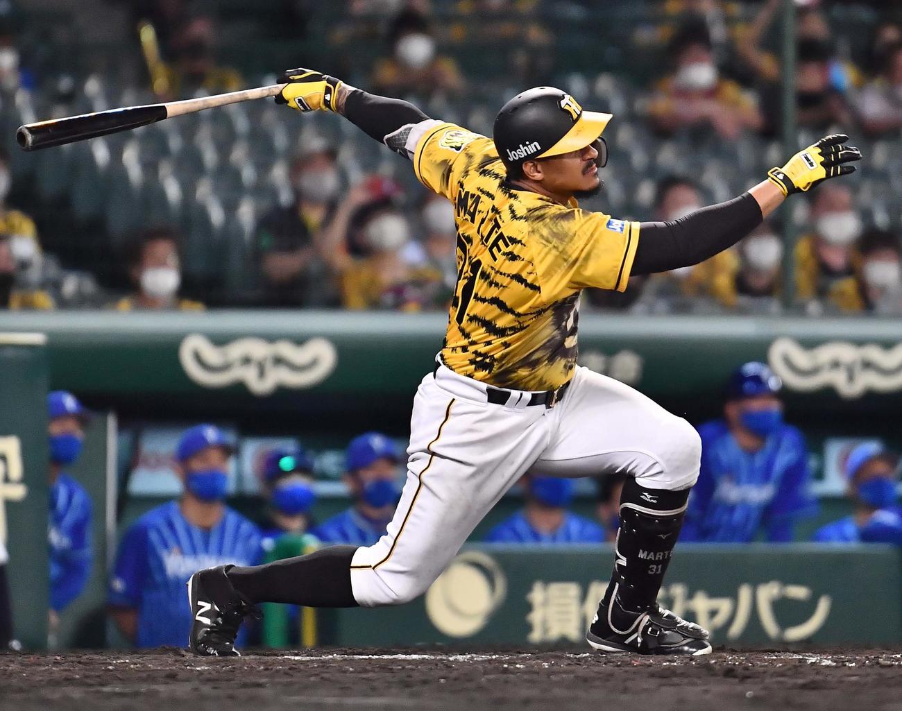 阪神対DeNA 9回裏阪神2死一、三塁、中前に同点適時打を放つマルテ（撮影・上田博志）