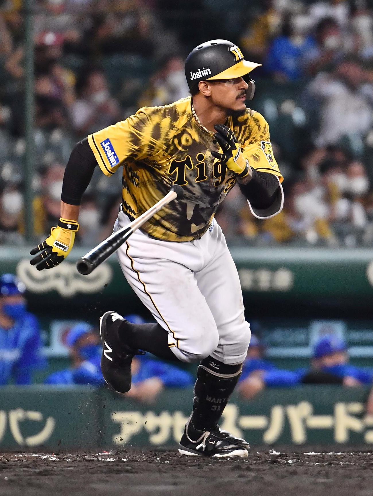 阪神対DeNA 9回裏阪神2死一、三塁、中前に同点適時打を放つマルテ（撮影・上田博志）