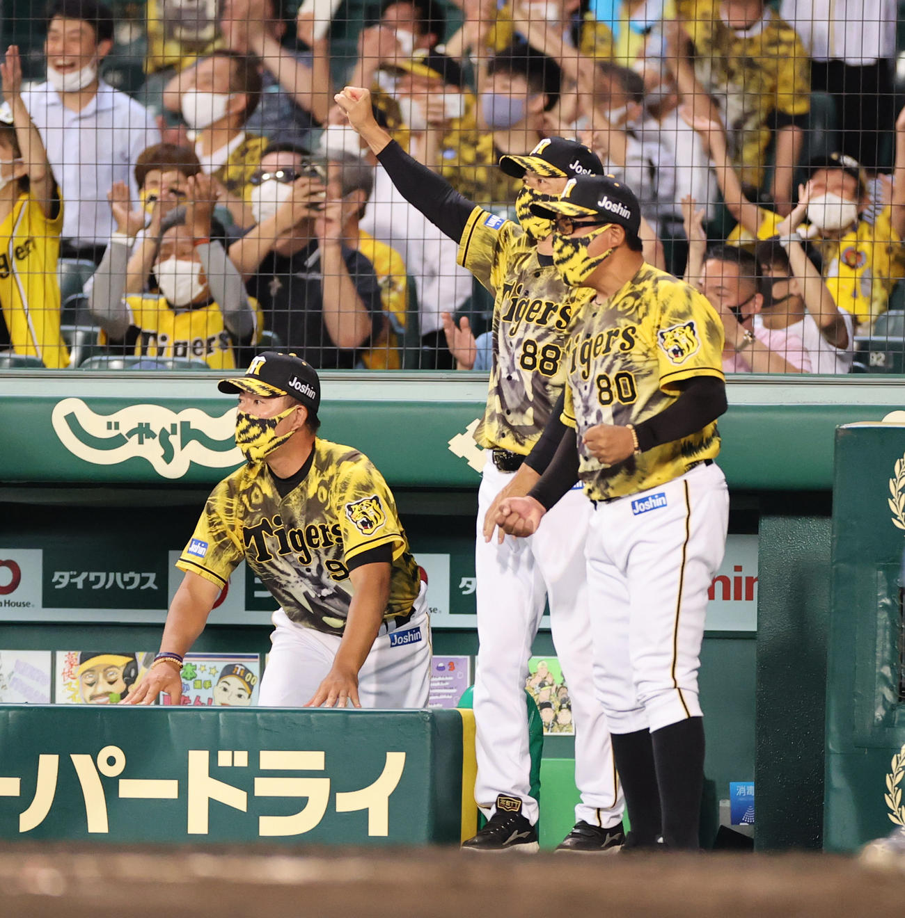阪神対DeNA 9回裏阪神2死一、三塁、マルテの同点適時打にガッツポーズをみせる矢野監督（撮影・清水貴仁）