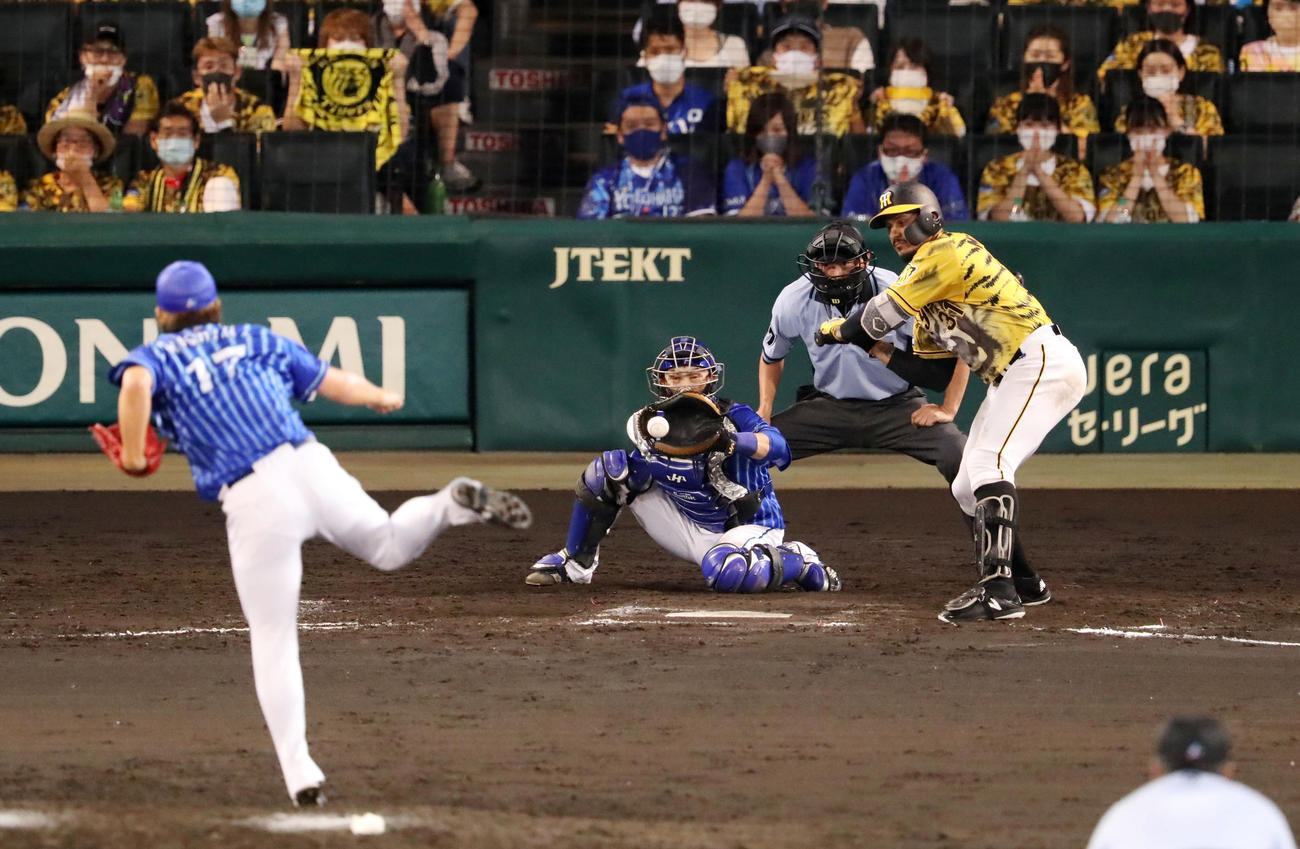 阪神対DeNA 9回裏阪神2死一、三塁、三嶋（左）はマルテへカウント0-2から3球目を投げる。ボール判定となり次の球で同点打を許した（撮影・加藤哉）
