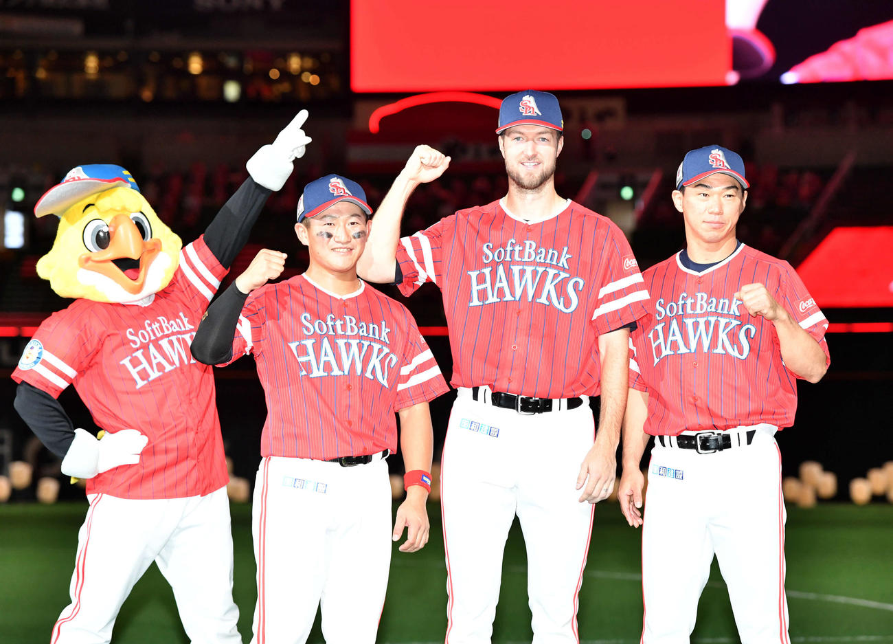 ソフトバンク対楽天　楽天に勝利し、ガッツポーズする左から野村、レイ、長谷川（撮影・岩下翔太）