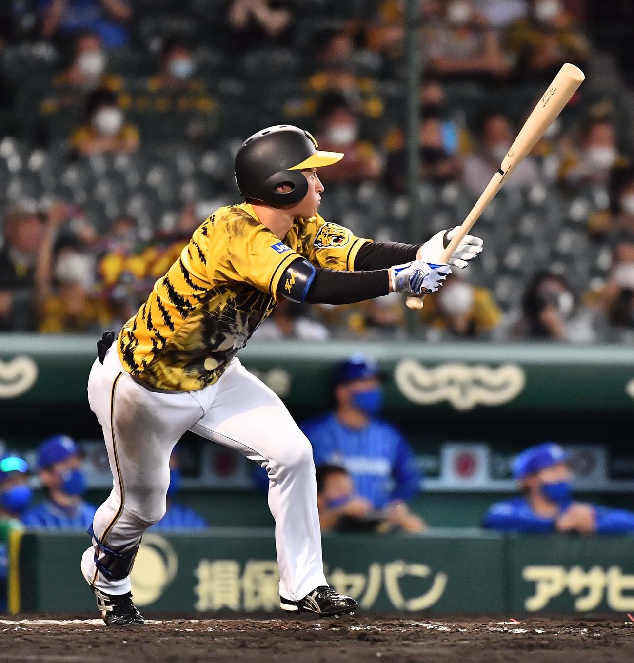 阪神対DeNA 9回裏阪神1死、右前安打を放つ梅野（撮影・上田博志）
